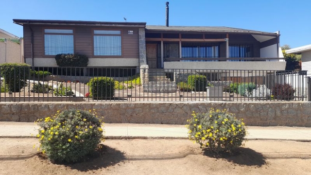 VENTA HERMOSA Y GRAN CASA PLENO CENTRO DE ALGARROBO